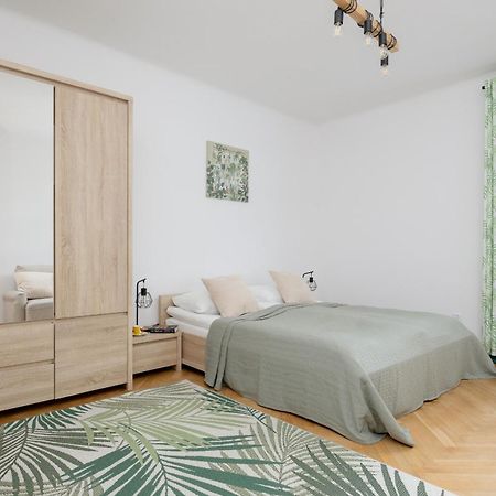 Spacious Apartment For 6 People Near The Old Town By Noclegi Renters Warschau Exterior foto